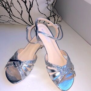 NWT Benjamin Walk Touch Ups Jane sandal Silver sparkle straps dressy kitten heel